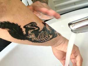 Tattoo mit lauwarmen Wasser abspülen