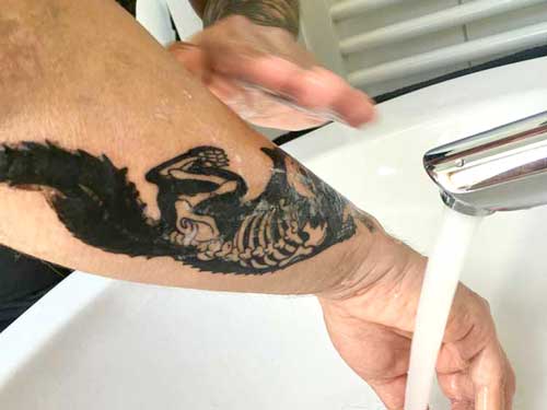 Tattoo mit lauwarmen Wasser abspülen